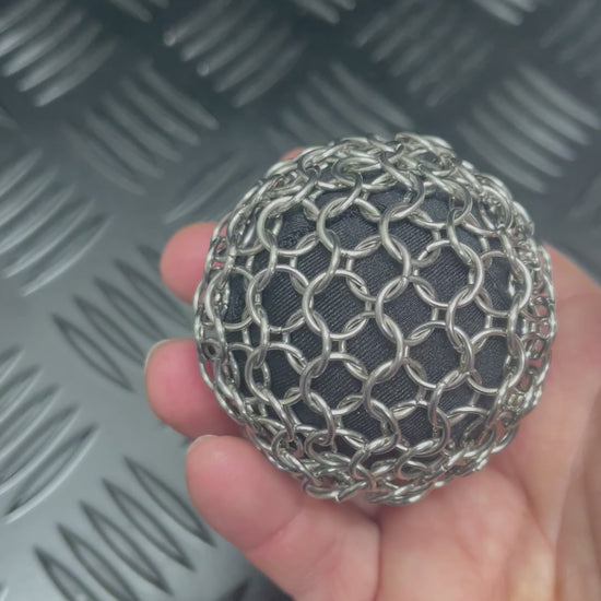 Demo of the Chain Maille picking support ball in small size by Kaiko Fidgets