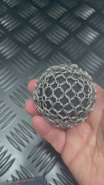 Demo of the Chain Maille picking support ball in small size by Kaiko Fidgets